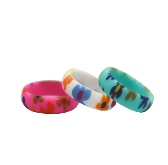 Flexible Silicone Flower Pattern Ring – Embossed Lightweight Band for Casual, Active & Everyday Wear
