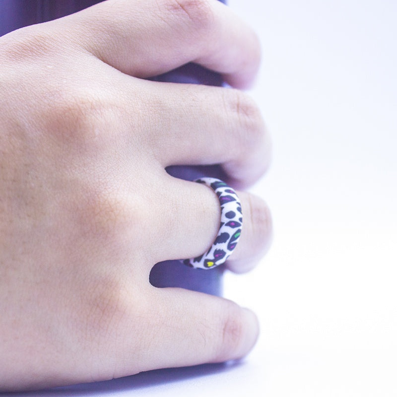 Trendy Silicone Leopard Pattern Ring – Soft Flexible Band with Embossed Animal-Inspired Texture for Daily Comfort